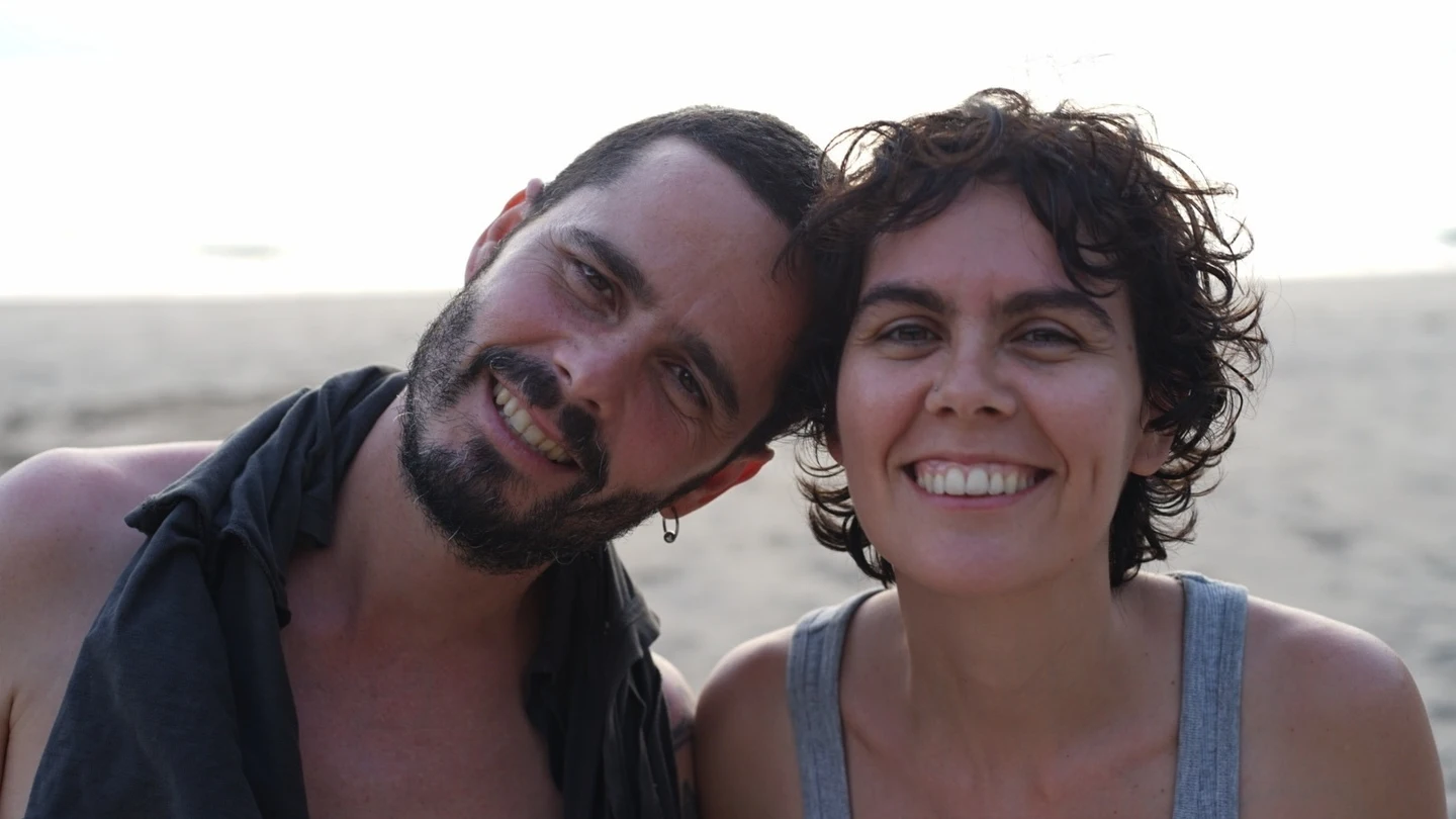 Imagen de Adrián junto a su hermana. Imagen de Adrián junto a su hermana.