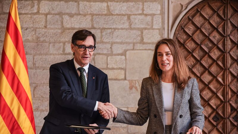 El president de la Generalitat, Salvador Illa, y la presidenta de los Comuns en el Parlament, J&eacute;ssica Albiach