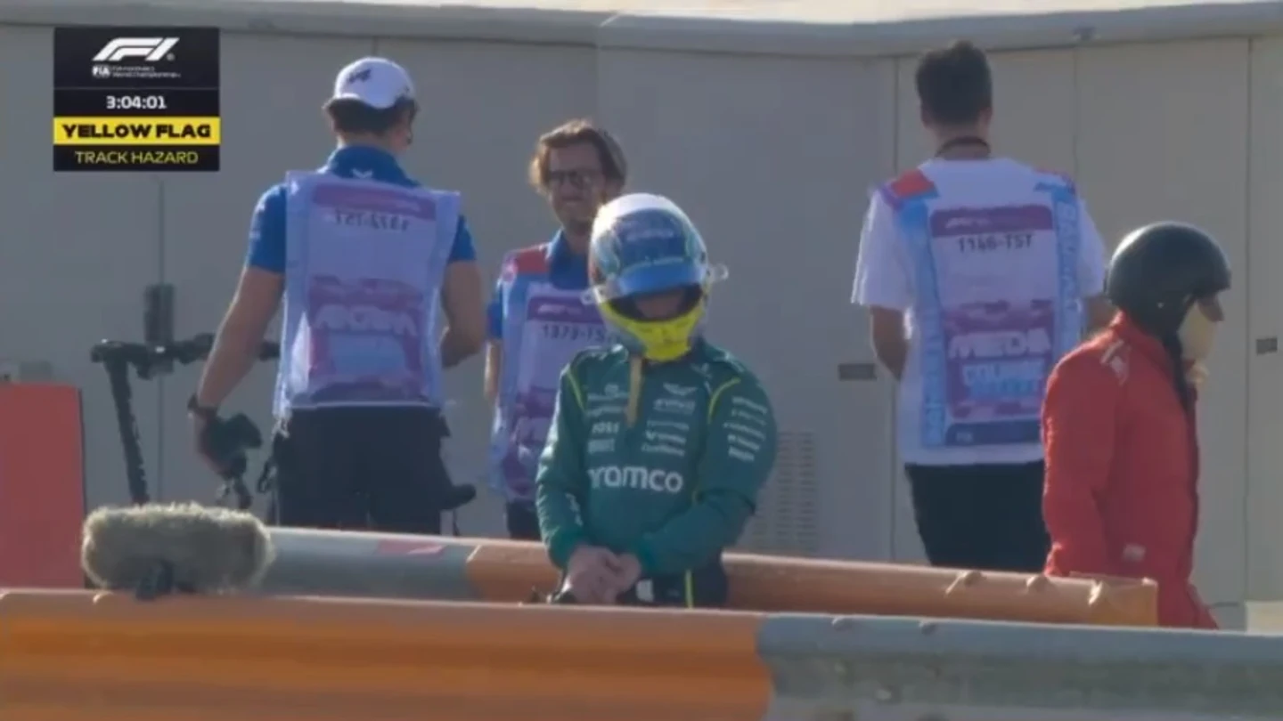Fernando Alonso, desolado tras la rotura de su AMR26 Fernando Alonso, desolado tras la rotura de su AMR26