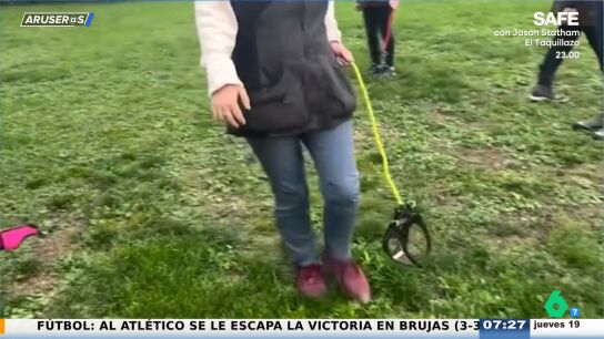 Alfonso Ar&uacute;s reacciona a la "absurda" moda de pasear perros invisibles: "Hacen 'match' con los 'therian'"