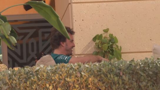 Fernando Alonso, 'cazado' en una reuni&oacute;n de Aston Martin