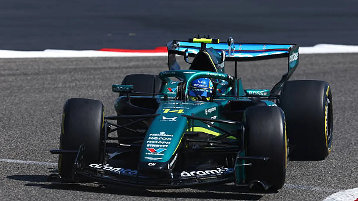 Fernando Alonso en el AMR26 en Bahréin Fernando Alonso en el AMR26 en Bahréin