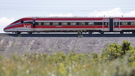 Imagen de archivo de un tren de Iryo circulando por una v&iacute;a de la Comunindad Valenciana