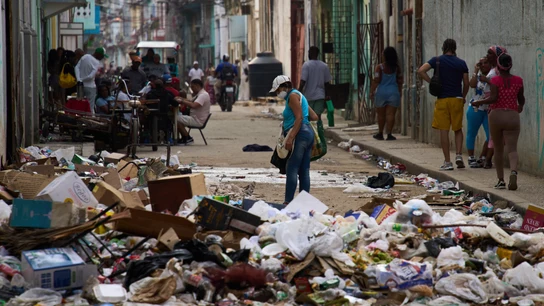 Las calles de La Habana llenas de basura ante la imposibilidad de recogerla por la falta de combustible. Las calles de La Habana llenas de basura ante la imposibilidad de recogerla por la falta de combustible.