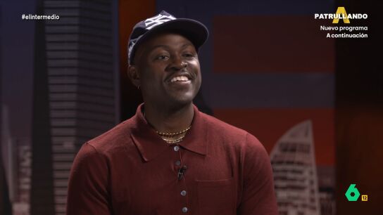 El artista, adem&aacute;s de rapear, tambi&eacute;n es creador de contenido y polic&iacute;a. Ruxxo considera que &eacute;l no ser&iacute;a el rapero que es hoy en d&iacute;a si no fuera agente. 