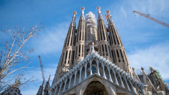 Colocación del brazo superior de la cruz de la torre de Jesucristo, a 20 de febrero de 2026, en Barcelona, Cataluña (España).