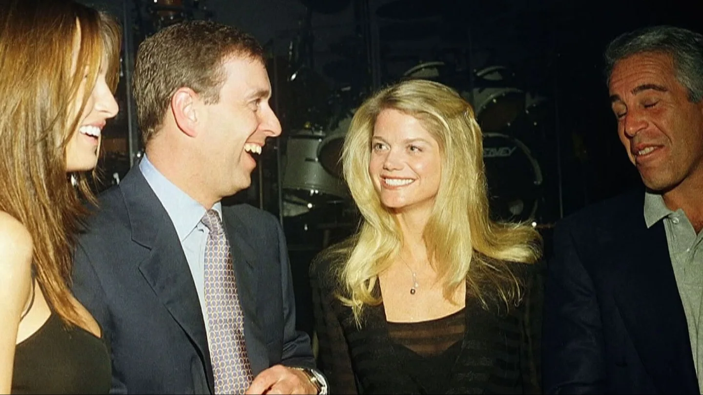 El expríncipe Andrés y el pederasta Jeffrey Epstein con dos mujeres. El expríncipe Andrés y el pederasta Jeffrey Epstein con dos mujeres.