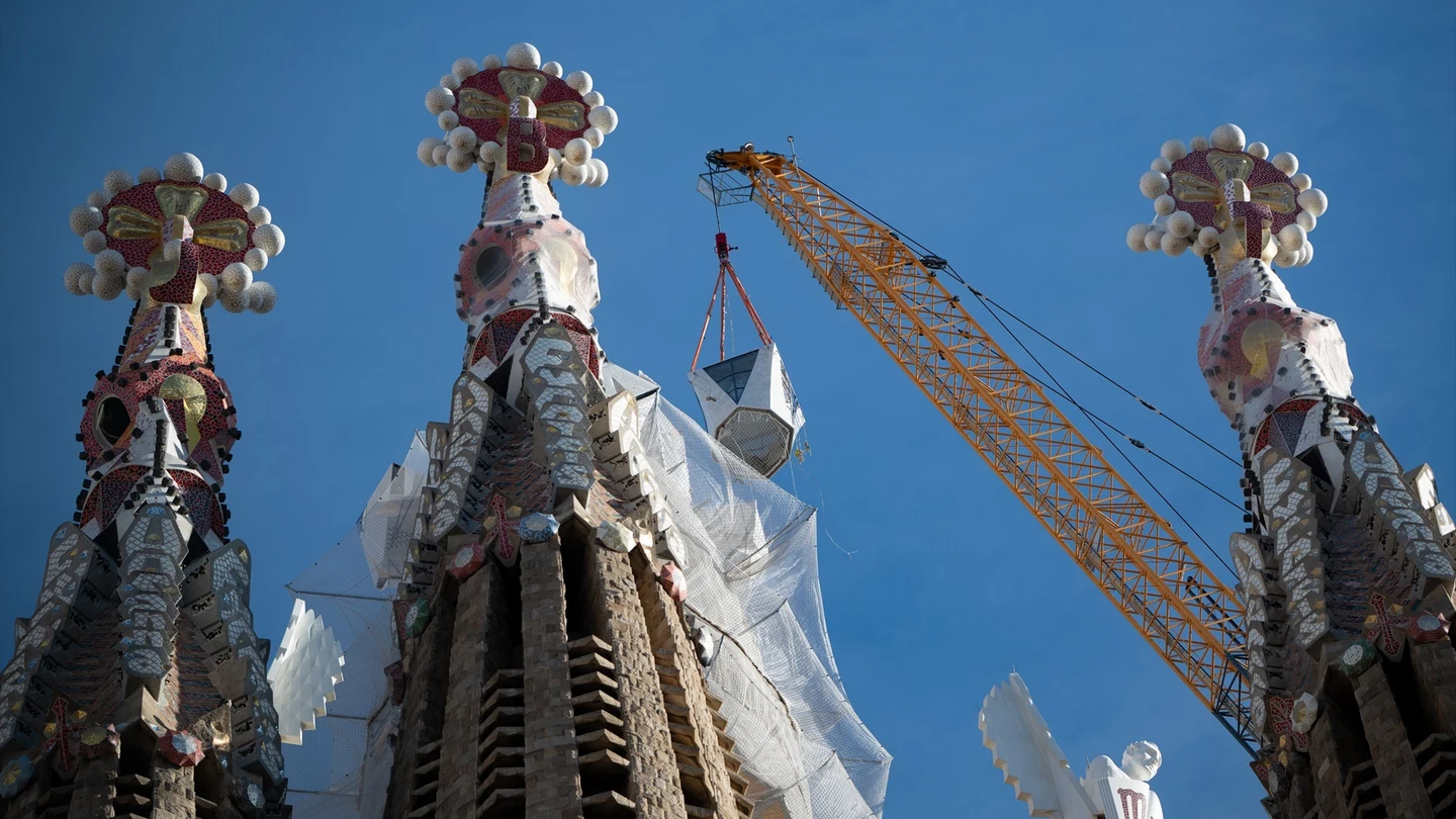 Colocación del brazo superior de la cruz de la torre de Jesucristo, a 20 de febrero de 2026, en Barcelona, Cataluña (España). Colocación del brazo superior de la cruz de la torre de Jesucristo, a 20 de febrero de 2026, en Barcelona, Cataluña (España).