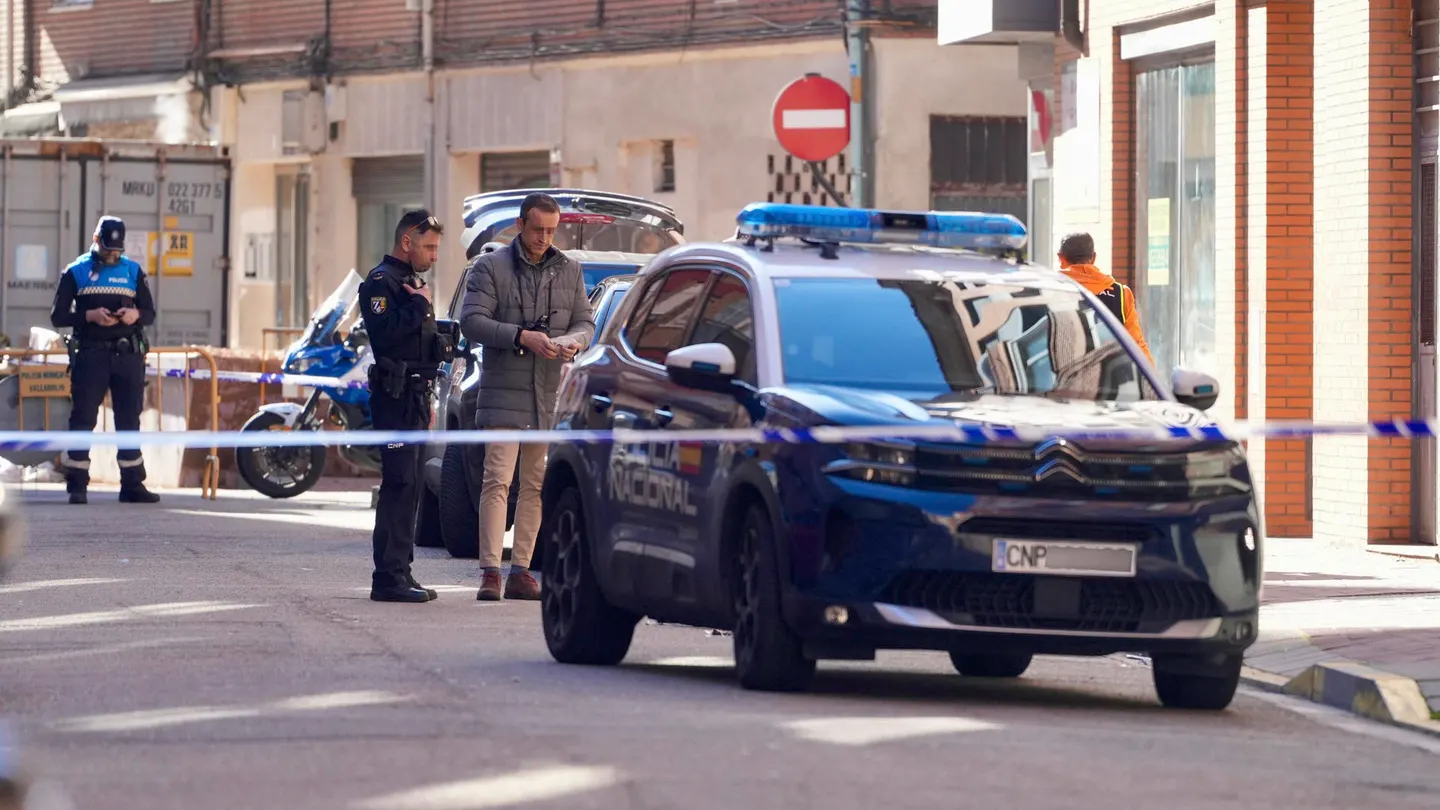 La Policía Nacional en el lugar en el que un menor de 13 años ha apuñalado presuntamente a otro joven de 16 en Valladolid. La Policía Nacional en el lugar en el que un menor de 13 años ha apuñalado presuntamente a otro joven de 16 en Valladolid.
