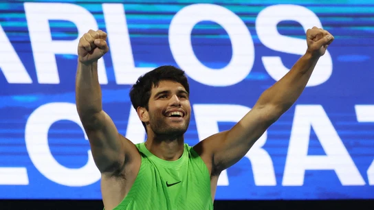 Carlos Alcaraz gana en Doha. Carlos Alcaraz gana en Doha.