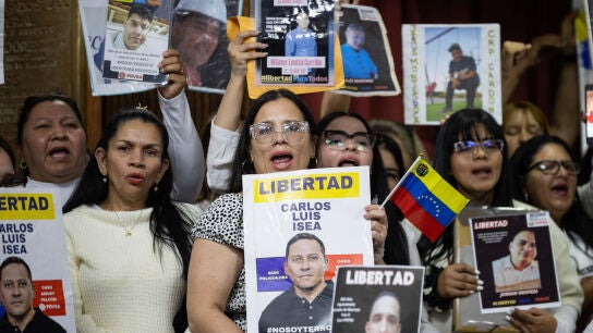Venezolanas sostienen carteles pidiendo la liberaci&oacute;n de presos