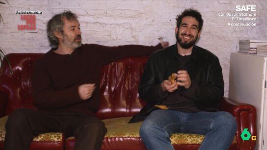 El pianista lleva al reportero a su cafeter&iacute;a favorita de Madrid donde, como afirma, hacen "un bizcocho que te cagas". Ju&aacute;rez aprovecha para saber si el m&uacute;sico ha tenido alg&uacute;n acercamiento a la musica espa&ntilde;ola "a nivel instrumental". 