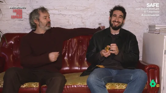 Así reacciona James Rhodes cuando Isma Juárez le propone tocar las castañuelas: "Mátame camión, ahora mismo" El pianista lleva al reportero a su cafetería favorita de Madrid donde, como afirma, hacen "un bizcocho que te cagas". Juárez aprovecha para saber si el músico ha tenido algún acercamiento a la musica española "a nivel instrumental".
