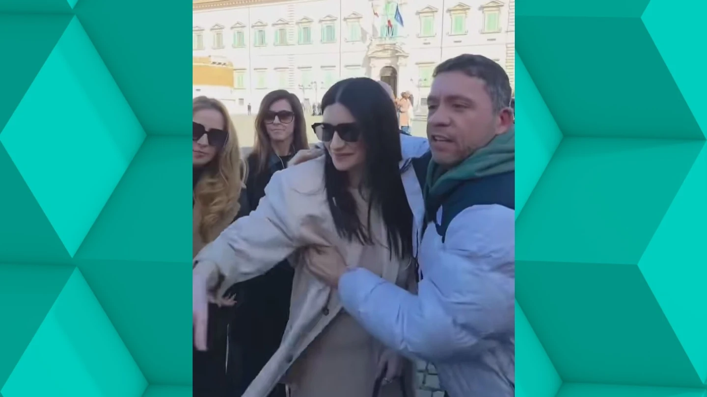 El desagradable momento vivido por Laura Pausini: un fan le toca el pecho mientras le pide una foto El desagradable momento vivido por Laura Pausini: un fan le toca el pecho mientras le pide una foto