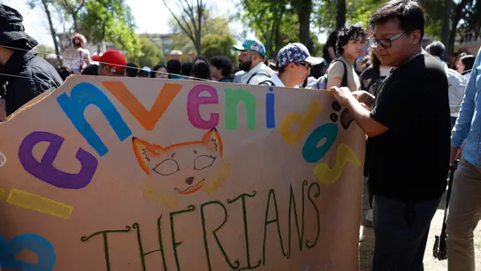 Un joven sostiene un cartel durante la primera reunión de 'therians' en la Ciudad de México, México. Un joven sostiene un cartel durante la primera reunión de 'therians' en la Ciudad de México, México.