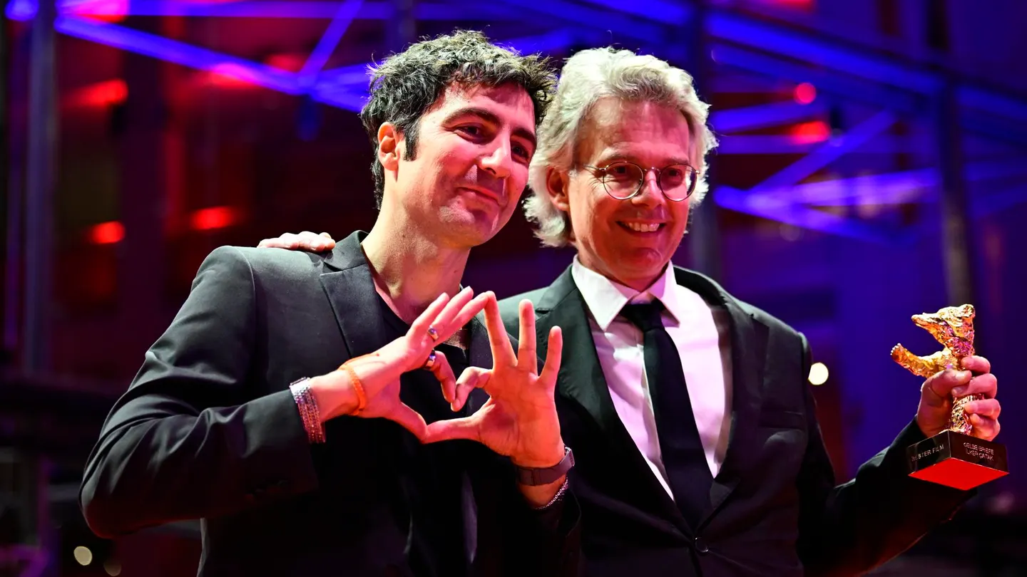 Ilker Catak e Ingo Fliess posan con el Oso de Oro Ilker Catak e Ingo Fliess posan con el Oso de Oro