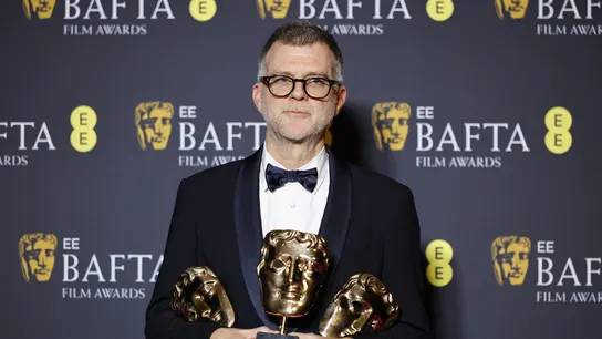 Paul Thomas Anderson, director de 'Una batalla tras otra', posa con tres máscaras de oro Paul Thomas Anderson, director de 'Una batalla tras otra', posa con tres máscaras de oro