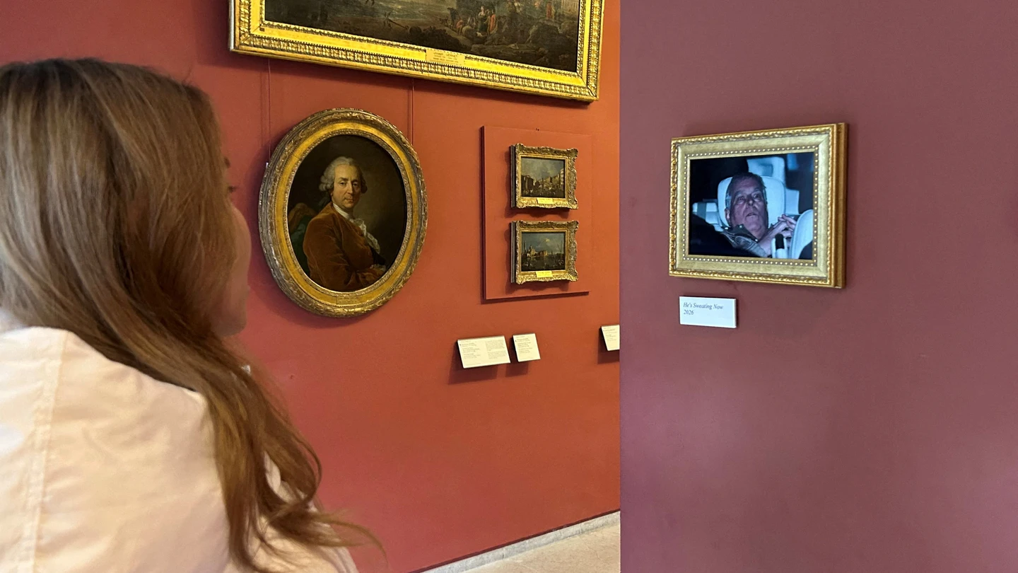 "Él está sudando ahora": la imagen del expríncipe Andrés tras salir de comisaría, colgada en el Louvre "Él está sudando ahora": la imagen del expríncipe Andrés tras salir de comisaría, colgada en el Louvre