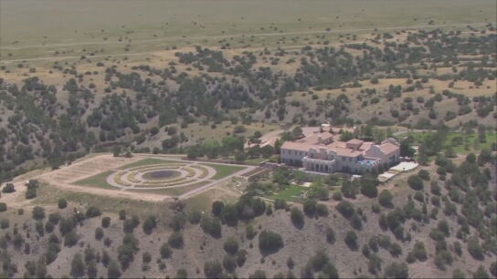 El llamado Zorro Ranch, que se encuentra en un desierto de Nuevo M&eacute;xico, incluye mansiones, una pista de aterrizaje privada e incluso helipuerto.