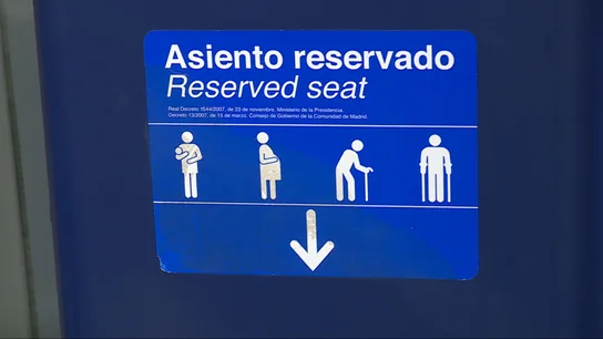 Una persona con movilidad reducida u otra con un carrito con un bebé: quién tiene prioridad en el uso preferente del transporte público o en un ascensor Una persona con movilidad reducida u otra con un carrito con un bebé: quién tiene prioridad en el uso preferente del transporte público o en un ascensor