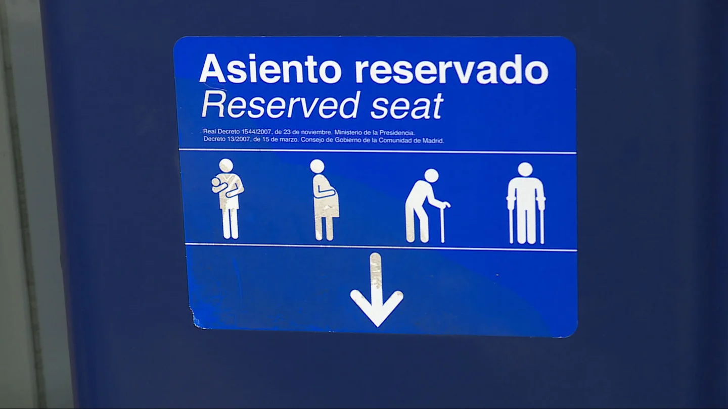 Una persona con movilidad reducida u otra con un carrito con un bebé: quién tiene prioridad en el uso preferente del transporte público o en un ascensor Una persona con movilidad reducida u otra con un carrito con un bebé: quién tiene prioridad en el uso preferente del transporte público o en un ascensor