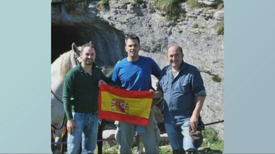 Ortega Smith ahonda la brecha con Vox y se pone de perfil una foto con Abascal y su padre