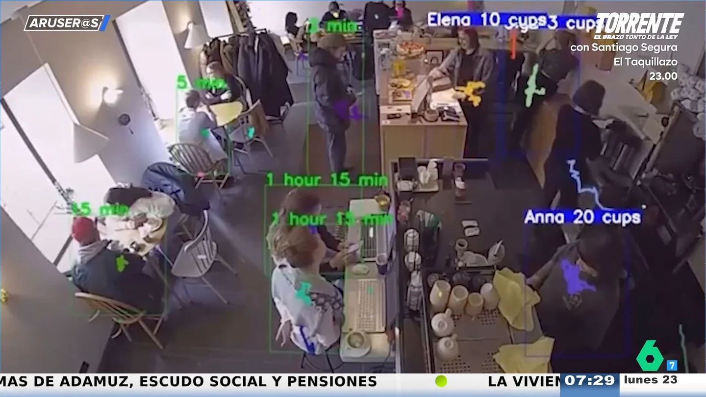 Una cámara monitoriza la "eficiencia" de los trabajadores y desata la polémica: "Dice cuánto tiempo pasa el empleado con el cliente" Una cámara monitoriza la "eficiencia" de los trabajadores y desata la polémica: "Dice cuánto tiempo pasa el empleado con el cliente"