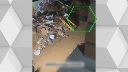 El agitador ultra y difusor de bulos Rubén Gisbert, revolcándose en el barro durante la DANA El agitador ultra y difusor de bulos Rubén Gisbert, revolcándose en el barro durante la DANA