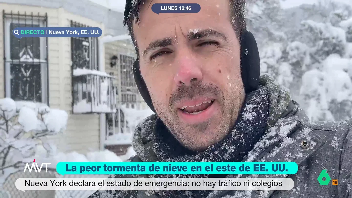 Argemino Barros sufre los estragos de la tormenta de nieve de Nueva York: "La ciudad está prácticamente paralizada" El corresponsal señala que podría ser la mayor tormenta de nieve de la década. Barro indica que las escuelas están cerradas y no se sabe si podrán reabrir este martes.