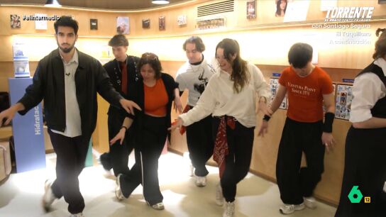 Isma Ju&aacute;rez aprende todo sobre el movimiento de fans de BTS en este v&iacute;deo donde asiste a una reuni&oacute;n para celebrar que el grupo vuelve a escena despu&eacute;s de realizar el servicio militar obligatorio en Corea del Sur.