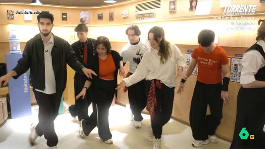 Isma Juárez se aprende y baila una coreografía de BTS: "Esto es como Nacho Cano con los teclados" Isma Juárez aprende todo sobre el movimiento de fans de BTS en este vídeo donde asiste a una reunión para celebrar que el grupo vuelve a escena después de realizar el servicio militar obligatorio en Corea del Sur.