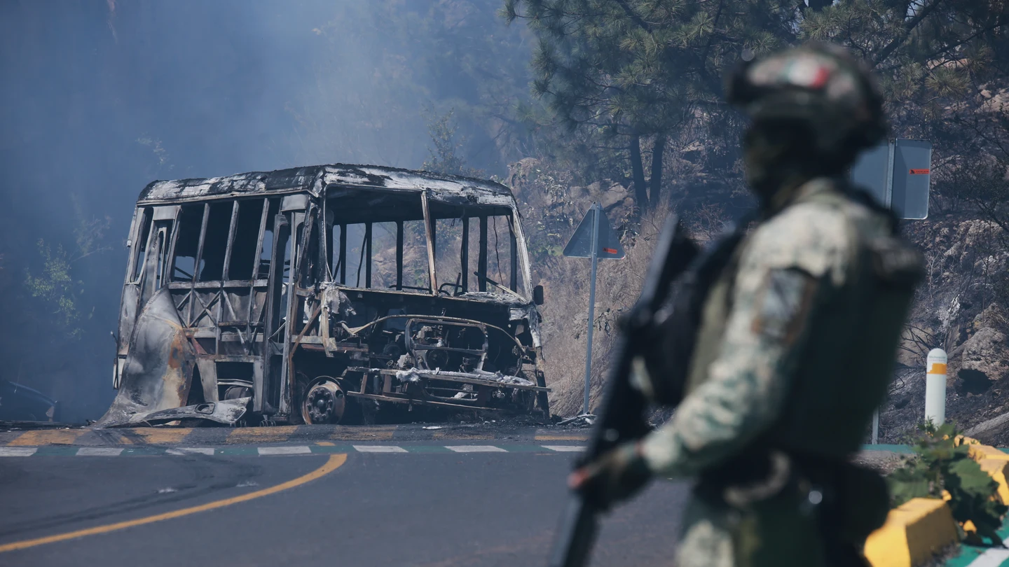 Un autobús quemado en Cointzio (México) tras la muerte de 'El Mencho' Un autobús quemado en Cointzio (México) tras la muerte de 'El Mencho'
