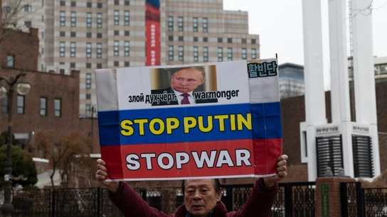Un manifestante con una pancarta donde se lee 'Stop Putin. Stop war' ('Paremos a Putin. Paremos la guerra') en Seúl el 24 de febrero de 2026, cuando se cumplen cuatro años del conflicto Un manifestante con una pancarta donde se lee 'Stop Putin. Stop war' ('Paremos a Putin. Paremos la guerra') en Seúl el 24 de febrero de 2026, cuando se cumplen cuatro años del conflicto