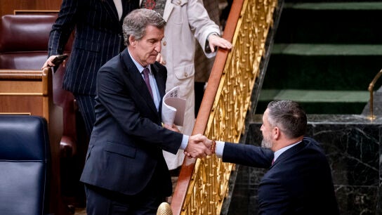 El presidente del PP, Alberto N&uacute;&ntilde;ez Feij&oacute;o, saluda al presidente de Vox, Santiago Abascal, a su salida de un pleno en el Congreso de los Diputados