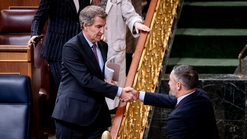 El presidente del PP, Alberto N&uacute;&ntilde;ez Feij&oacute;o, saluda al presidente de Vox, Santiago Abascal, a su salida de un pleno en el Congreso de los Diputados