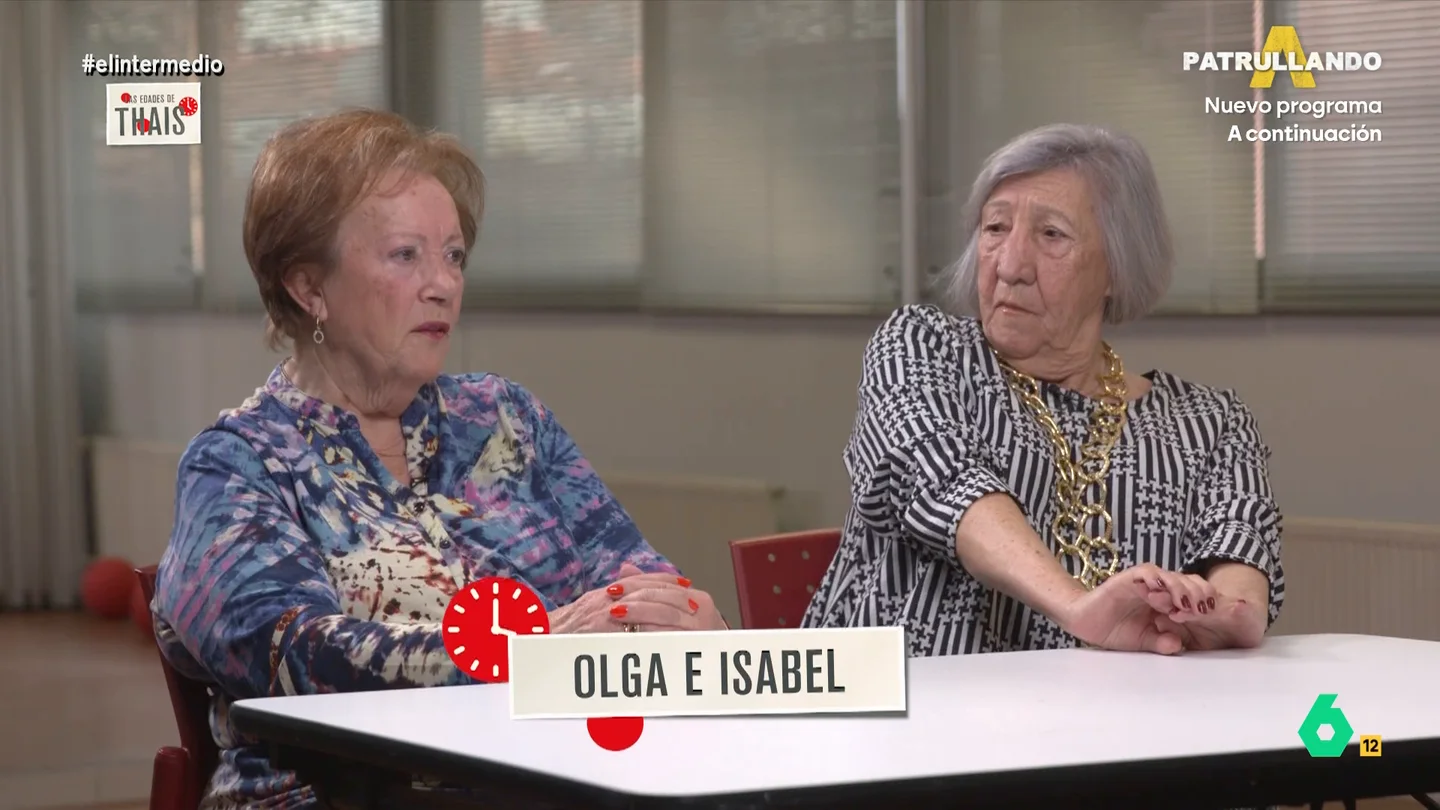 La declaración de intenciones de una mujer sobre la ropa: "Si me tengo que poner una cosa llamativa me la pongo, aunque no tenga edad" Thais Villas conversa con un grupo de personas sobre cómo es su relación con la moda. ¿Les gusta arreglarse? ¿Cómo era su forma de vestir en su juventud? ¿Eran conservadores o arriesgaban? Sus respuestas, en este vídeo.