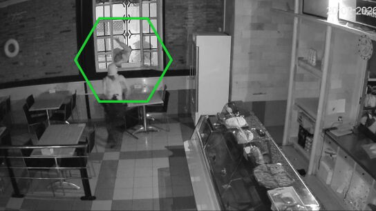 Tropezones, ruidos y un intento fallido por esconderse en un congelador: la torpeza de dos ladrones dan pie a un robo surrealista en una pasteler&iacute;a de Terrassa