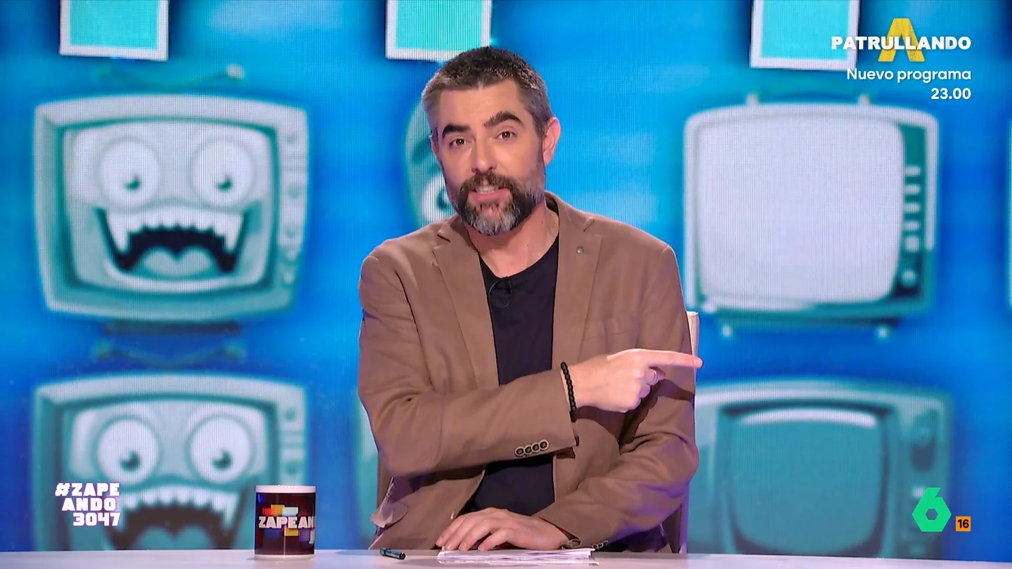 Ferrán Torres y Pedri hablan de las multas de Flick y Dani Mateo reacciona: "En la época de Ronaldinho le habría salido a devolver" Zapeando analiza en este vídeo la visita de Pedri y Ferrán Torres a 'El Hormiguero' y la reacción en 'El Chiringuito' a un chiste en el programa de Pablo Motos sobre Arbeloa.