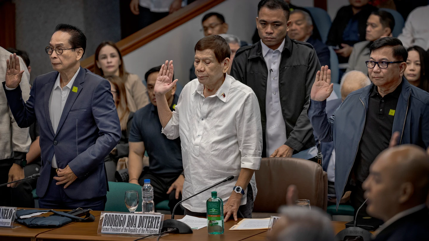 El expresidente de Filipinas Rodrigo Duterte, respondiendo ante el Senado sobre su 'guerra contra las drogas'. La Corte Penal Internacional lo está juzgando por crímenes contra la humanidad El expresidente de Filipinas Rodrigo Duterte, respondiendo ante el Senado sobre su 'guerra contra las drogas'. La Corte Penal Internacional lo está juzgando por crímenes contra la humanidad