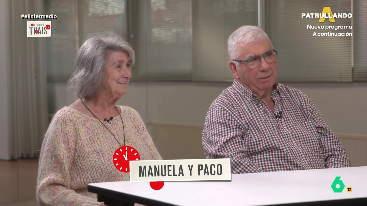 Paco cree que la moda de los jóvenes es "una gilipollez": "Van enseñando los cayumbos y andando como los pingüinos" Thais Villas recuerda en este vídeo junto a un grupo de personas maduras cómo era la moda en su juventud. En este vídeo comparten fotos y también su opinión sobre la forma de vestir de los jóvenes de hoy en día.