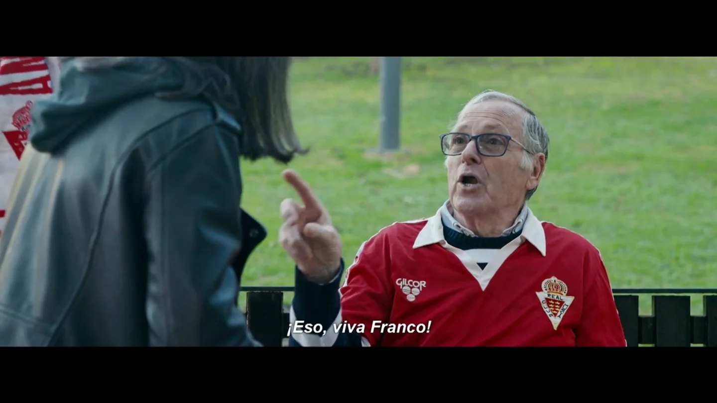 "Son estúpidos, mi nieto canta el 'Cara al Sol'": un aficionado del Real Murcia sobre los hinchas radicales "Son estúpidos, mi nieto canta el 'Cara al Sol'": un aficionado del Real Murcia sobre los hinchas radicales