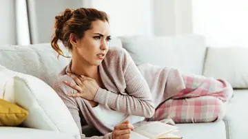 Mujer con dolor en el hombro Mujer con dolor en el hombro