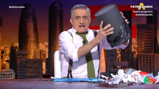 Wyoming tira basura siguiendo el ejemplo de Feijóo: "Yo esparzo la del plató y él el discurso de extrema derecha" Wyoming tira basura siguiendo el ejemplo de Feijóo: "Yo esparzo la del plató y él el discurso de extrema derecha"