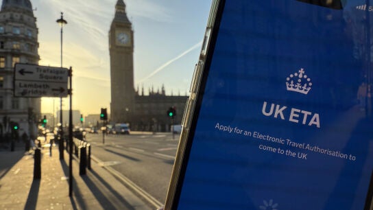 Una Autorizaci&oacute;n Electr&oacute;nica de Viaje (ETA) para viajar a Reino Unido, vista en el centro de Londres
