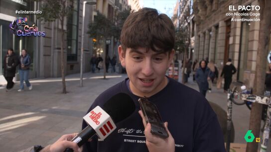 Hugo se atreve a gastar una broma a su madre en El Intermedio. El joven le cuenta que se ha hecho un pendiente en la nariz y en las orejas y que, adem&aacute;s, se va a tatuar gratis el brazo. 