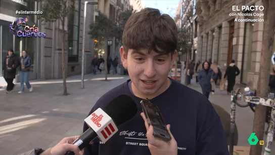 El monumental enfado de una madre cuando se entera de que su hijo se va a hacer más tatuajes: "Hala, vete a la mierda..." Hugo se atreve a gastar una broma a su madre en El Intermedio. El joven le cuenta que se ha hecho un pendiente en la nariz y en las orejas y que, además, se va a tatuar gratis el brazo.