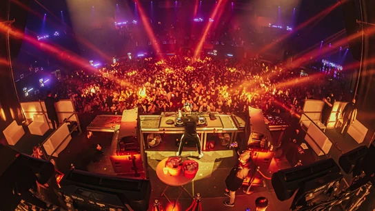 Foto de archivo de una fiesta de música electrónica Foto de archivo de una fiesta de música electrónica