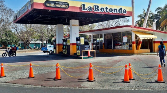 Una gasolinera cerrada en La Habana (Cuba)