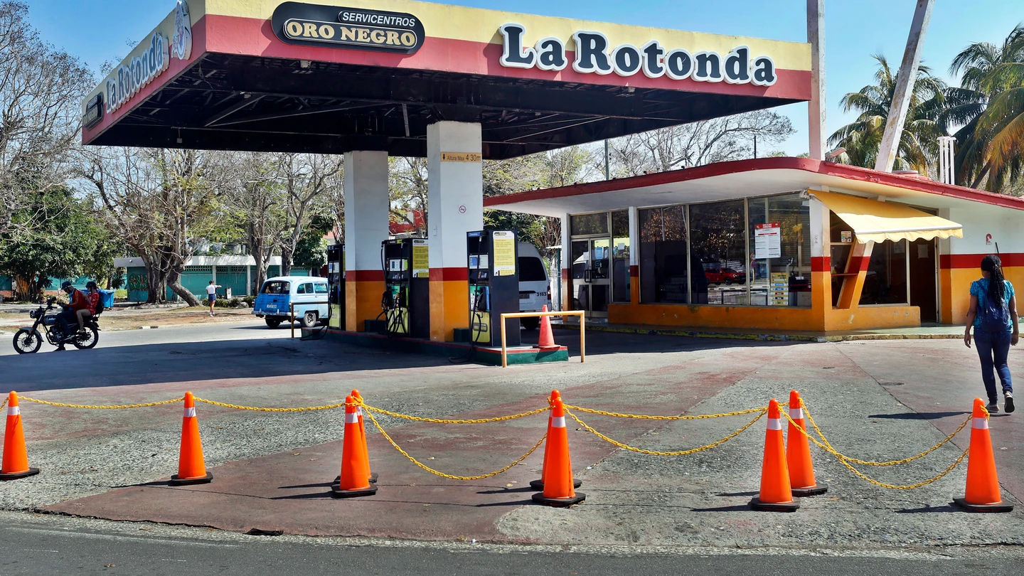 Una gasolinera cerrada en La Habana (Cuba) Una gasolinera cerrada en La Habana (Cuba)