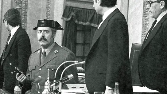 Imagen de archivo. El teniente coronel Antonio Tejero irrumpe, pistola en mano, en el Congreso de los Diputados Imagen de archivo. El teniente coronel Antonio Tejero irrumpe, pistola en mano, en el Congreso de los Diputados